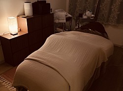 ゆったりヒーリングの音楽が流れる癒しのエステルームです